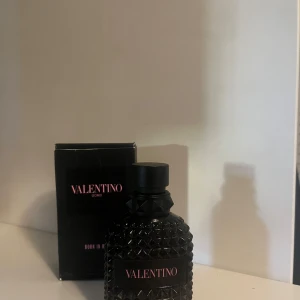 Valentino born in roma edt  - Säljer en Valentino parfym som är 5ml i en 50ml flaska. Köp om du vill bara testa doften eller bara vill flexa med flaskan. Säljer denna för jag ska köpa en exakt samma parfym som är då min favorit parfym. 