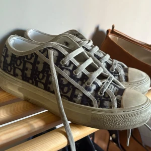 Christian Dior monogram sneakers - Dior skor, köpte för 10 000 men använda en del så säljer för 3000kr. Tvättar såklart innan jag skickar om man köper! Original kartong medföljer