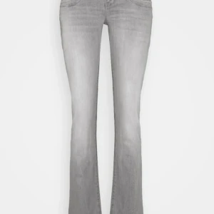Grå bootcut jeans LTB - Snygga grå jeans från LTB med bootcut-modell och utsvängda ben. Knappt använda och bra skick 