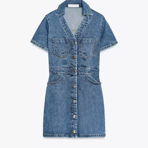 Kort jeansklänning - Helt oanvänd jeans klänning från Zara, nypris 400kr.