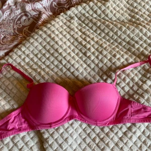 Rosa bh från Maríemeili - Säljer en snygg rosa bandeau från Maríemeili🩷