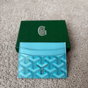 Ljusblå plånbok🔥 - Ljusblå Go*ard plånbok/korthållare med box och allt på bilderna följer med🔥