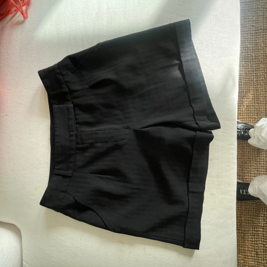 Svarta dressade shorts med uppvik - 3