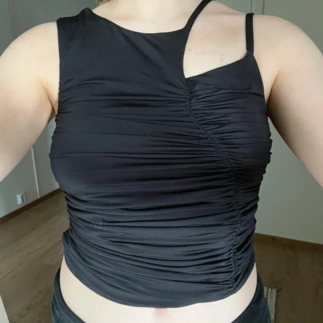 Svart asymmetrisk croppad linnetopp