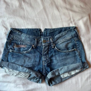 Lowwaist jeansshorts  - Vintage lowwaist jeansshorts från Pepe jeans!! Så fina men säljer pga de inte längre passar 💕