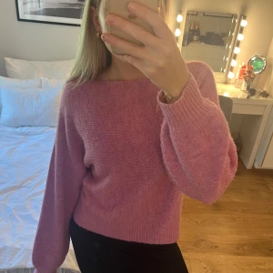 Rosa stickad tröja från Vero Moda - Mysig rosa stickad tröja från Vero Moda med vida ärmar och snygg bredare halsdel. Använd väldigt få gånger!