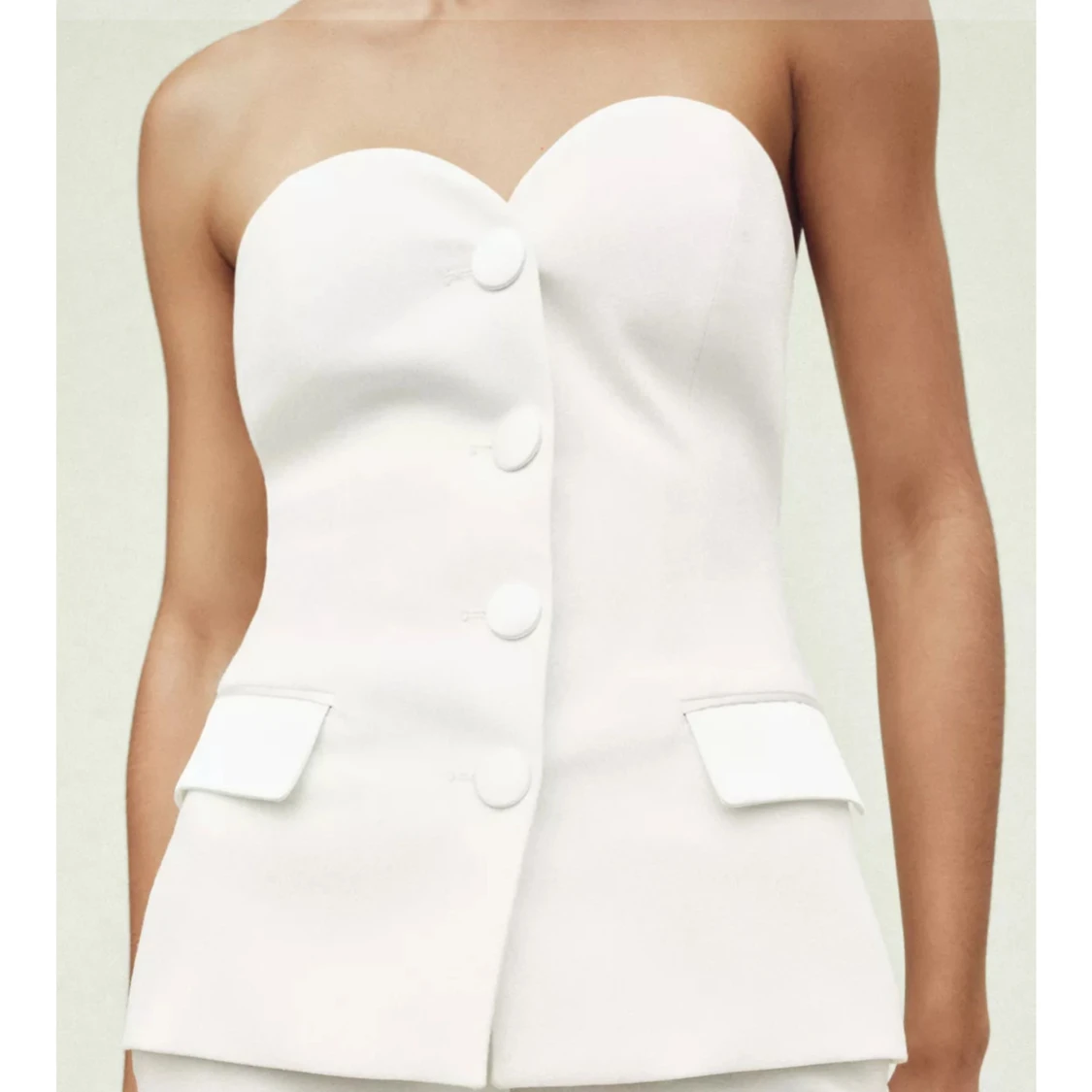 Vit axelbandslös tubtopp med knappar