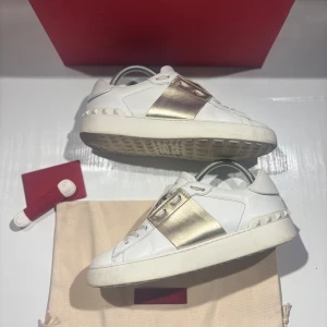 Valentino opens - Hej! Säljer nu mina skor från märket Valentino, storlek 37 bra skick, allt på bilden ingår. Tveka inte på att höra av dig om du har frågor eller funderingar kring skorna! 