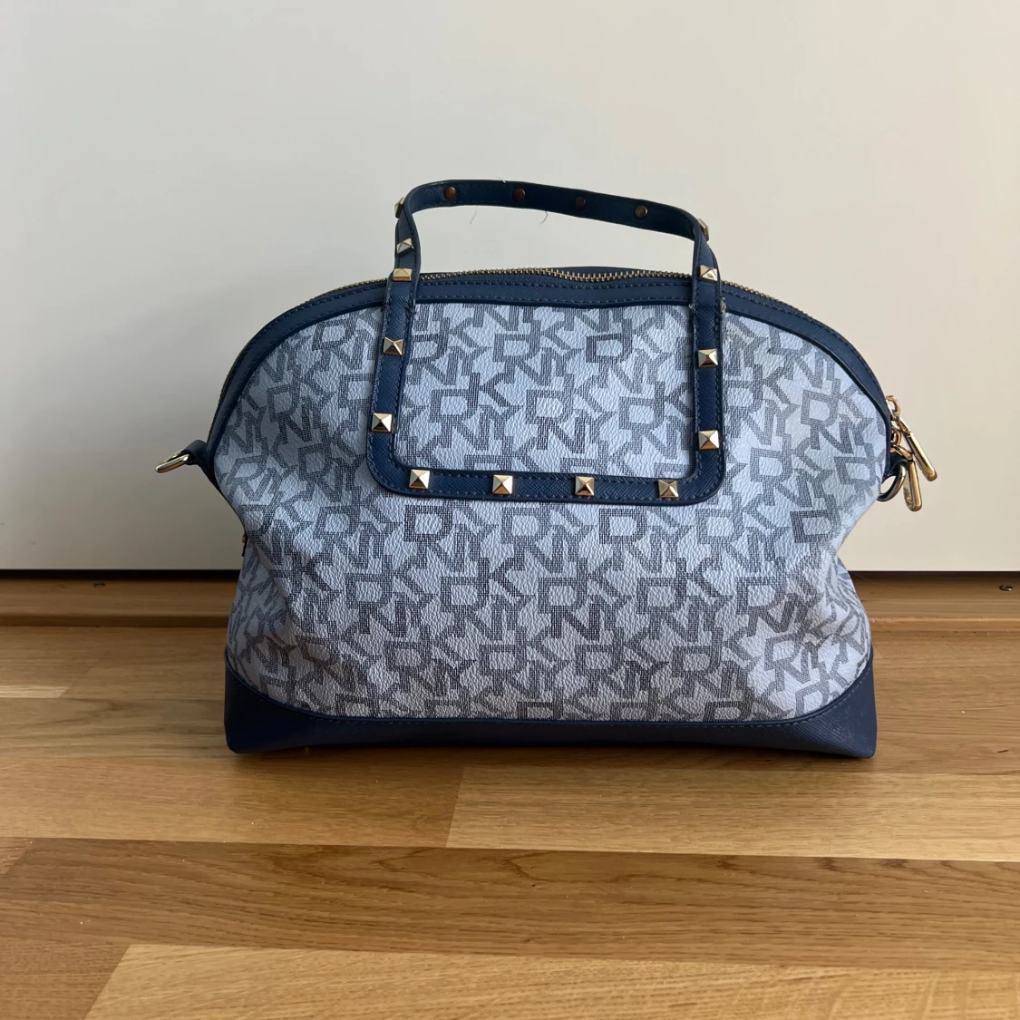 Blå axelväska från DKNY med nitar - 1