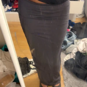 Mörkgrå långkjol i stretchigt tyg - Säljer en enkel och stilren mörkgrå långkjol med tight passform. Jätteskönt material också!💞