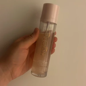 Kopari Sunglaze Setting Mist SPF 50 LÄS beskrivningen  - Kopari Sunglaze Sheer Setting Mist med SPF 50, 75 ml. Perfekt för att fixera smink och ge glow. Ny pris 400z Säljer billigt då jag tyvärr inte tålde den, fick väldigt ont i ögonen.  Ca 80% kvar. 