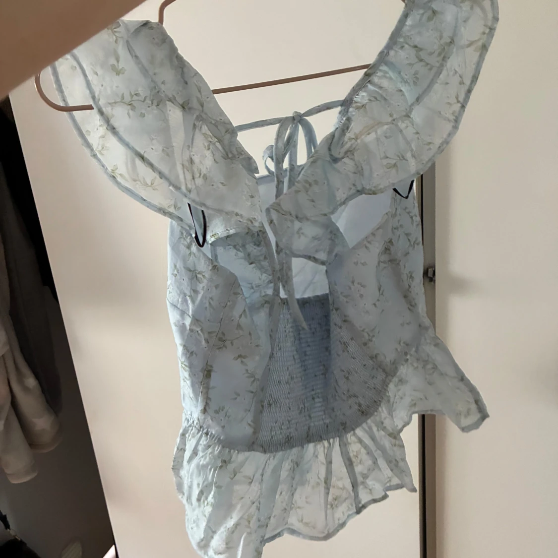 Ljusblå blommig blus med volang - 1