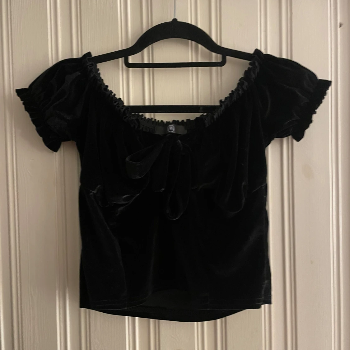 Svart sammetstopp med puffärm och knyt