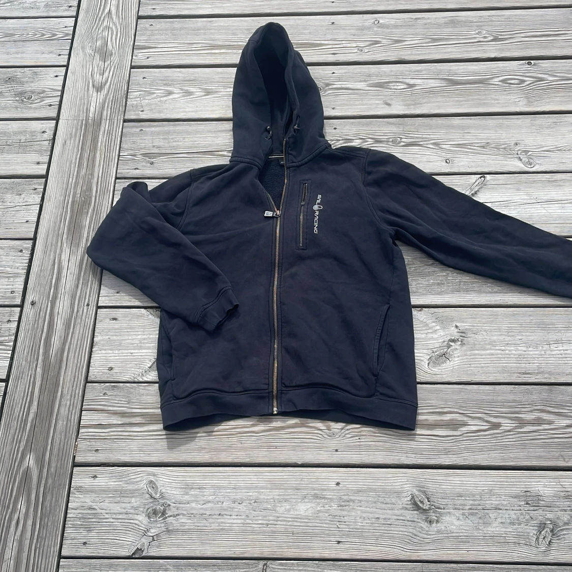 Svart hoodie från Sail Racing