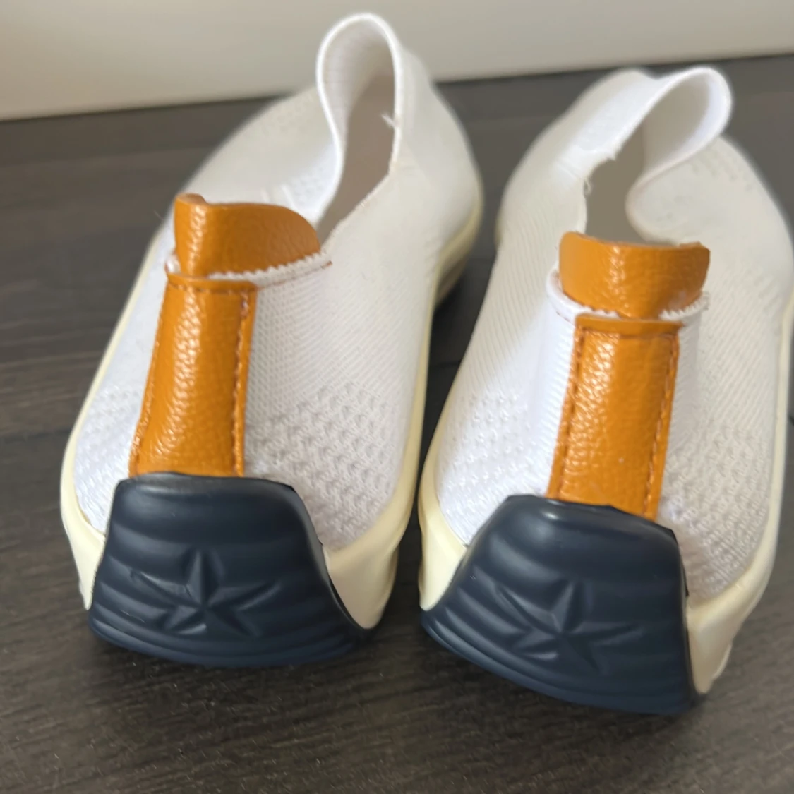 Vita stickade slip-on sneakers - 2