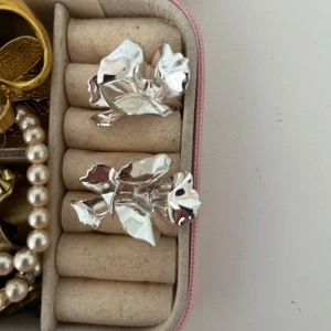 Silvriga örhängen  - Jätte fina silvriga blom örhängen. Det är rostfritt stål och nickelfritt. 