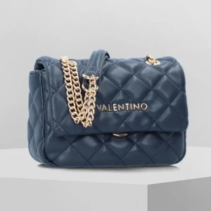 Valentino väska - Nu säljer jag min valentino väska i jätte fint skick då jag har andra väskor jag gillar mer. Den har inga defekter och kedjan har inte rostat. Nypris 1345🥰skicka gärna prisförslag 