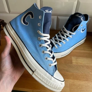 Converse  - Ett par schyssta chuck taylors i fint skick. Inga hål eller slitningar. Endast lite smuts som går att tvätta av enkelt. Hör av er vid frågor och funderingar!