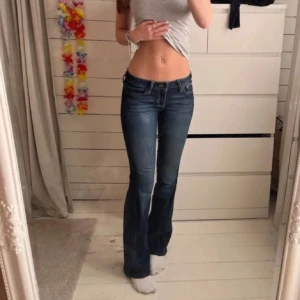 Hollister jeans - Storlek 24 i midjan. De är omsydda på benen från skinny till bootcut. 💙