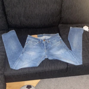 Dondup jeans slim fit  - Säljer ett par ljusblå jeans från Dondup. Storlekn är 30w. Skicket är riktigt bra. Ny pris ligger runt 2500kr. Priset kan diskuteras, så det är bara att höra av er. 