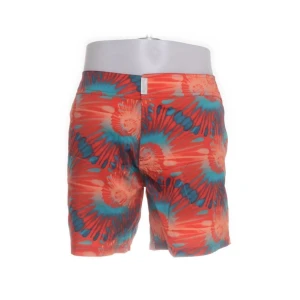 *HELT NYA* Vilebrequin badbyxor - Helt nya badbyxor från Vilebrequin. Lapparna sitter kvar, aldrig använda. Nypris ca 3.000kr, modell flat belt. Storlek XL men sitter mer som L.  Färgglada badshorts med ett unikt mönster i rött och blått. Shortsen har en resår i midjan och en liten ficka baktill.