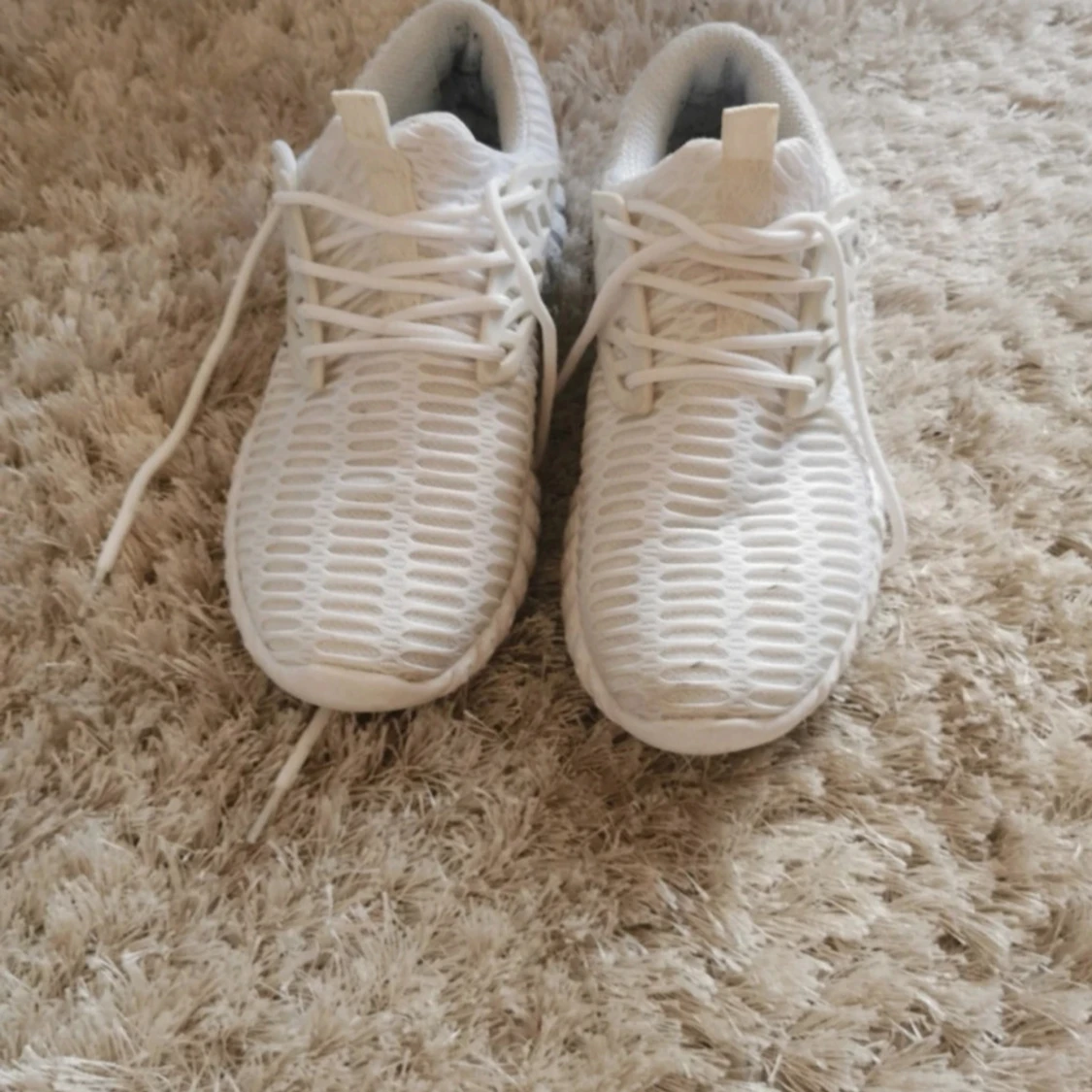 Vita sneakers med mesh och snörning