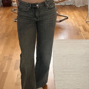vida jeans  - mörkgråa vida jeans från gina, lågmidjade. Använda fåtal gånger då de är för korta (är 165cm)