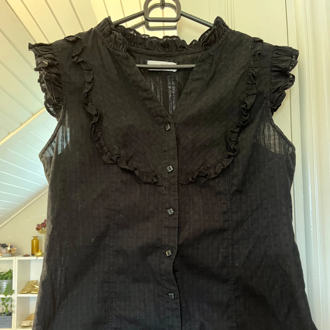 Svart broderad volangtopp  - 2