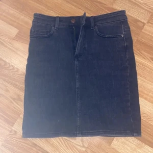 Grå jeanskjol - Snygg gråsvart jeanskjol köpt från zalando