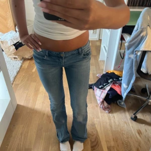 LOWWAIST bootcut jeans - Säljer ett par  jeans i ljusblå tvätt med bootcut passform och låg midja. Klassisk femficksmodell med Levis-lapp bak i midjan. Jeansen är i mjukt denimtyg och har en snygg, avslappnad vibe.