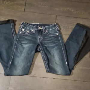 True Religion jeans med vita sömmar - SKRIV BARA OM INTRESSERAD! säljer dessa true religion jeans pågrund av att de blev för korta💕 De är helt oanvända, inga tecken på användning💕Pris kan diskuteras!💕💕