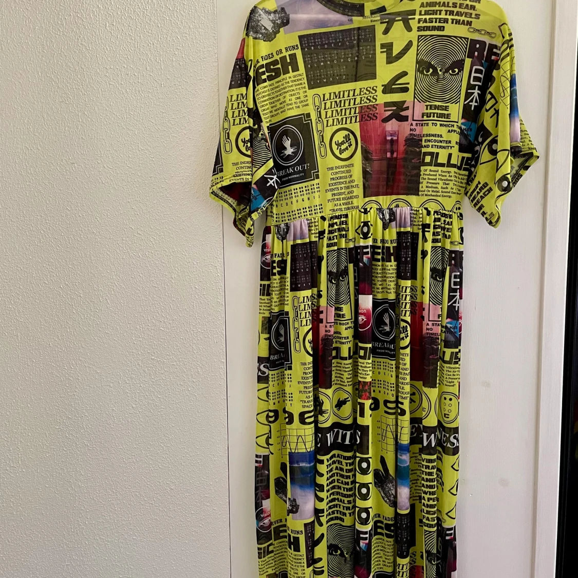 Gul mönstrad meshklänning - Collusion