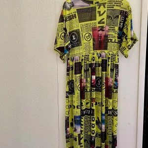 Gul mönstrad meshklänning - Collusion - Supersnygg kortärmad klänning från COLLUSION. Gul med mönster/tryck. 💃 Storlek 36, men är lite oversize så kan passa större storlekar också. Längd ner till ca mitten av smalbenet på mig som är 161 cm.   Lappen i nacken är bortklippt men klänningen är i övrigt som ny.   Kan mötas upp i Göteborg eller skicka på posten 🌟