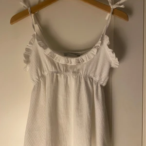 Vit topp - Söt vit topp från lager 157💐 ALDRIG ANVÄND MED PRISLAPP KVAR💋 toppen är vit med ett ribbat tyg och en fin volang upptill 🥂