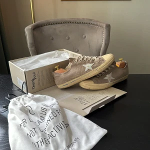 Golden Goose V Stars - Golden Goose sneakers i beige mocka med vit stjärndetalj på sidan. Ikonisk retrolook och coola detaljer som sticker ut. V Star är alltså Converse modellen i Golden Goose kollektionen. Kan gå ner i pris vid snabb affär!