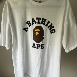 Vit A Bathing Ape t-shirt XL - Knappt använd, nyskick, göööör najs. 