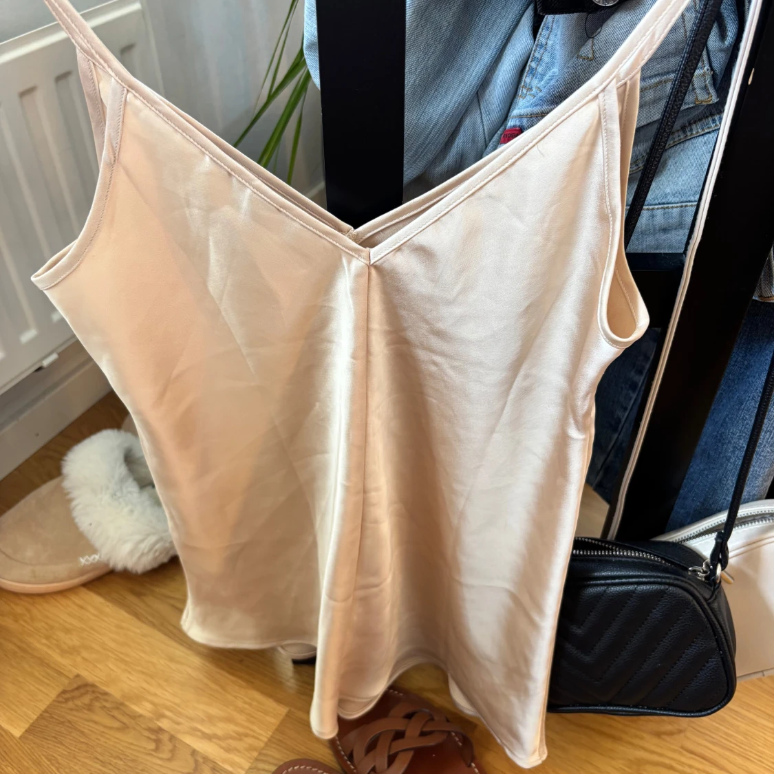 Champagnefärgad linnetopp i satin