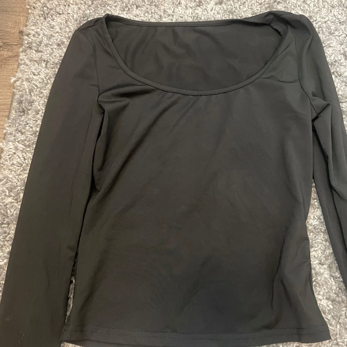 Svart långärmad topp med rund hals