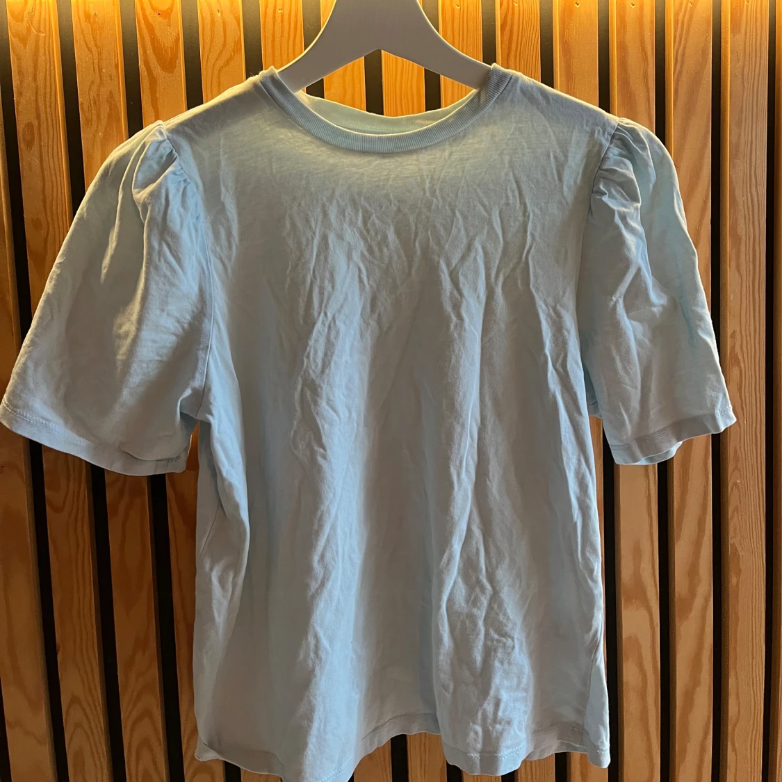 Ljusblå puffärm-topp från Junkyard