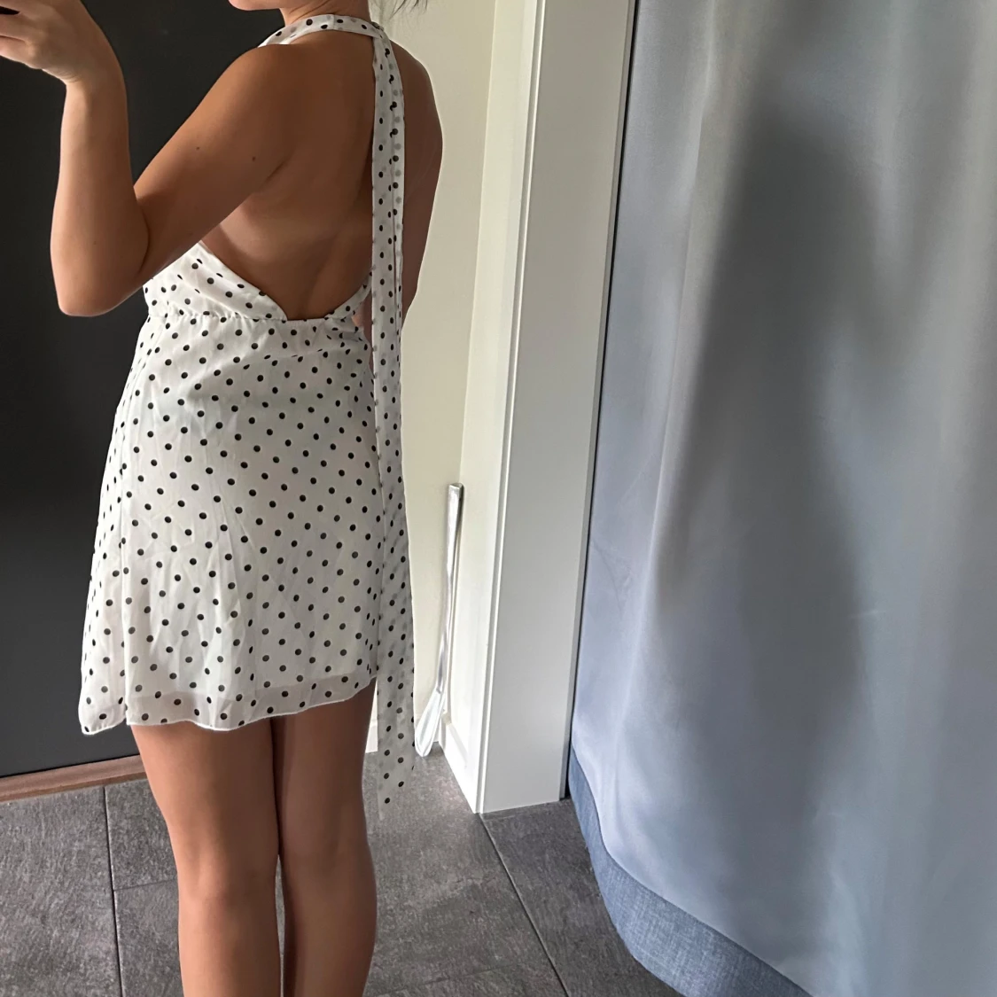 Prickig halterneckklänning - 2