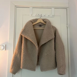 Jättefin Teddy jacka!! - Jättefin Teddy jacka i mycket bra skick, inga defekter och knappt använd💗💗Stl xxs men passar upp till stl S då den är lite stor i storleken! (Pris kan diskuteras)