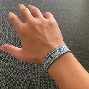 Två stycken Christian dior armband! - Helt nya! Man kan välja att ta blå+grå   grå+grå eller   blå+blå,för bara 350!Skriv vid intresse av köp,pris kan diskuteras 😃💸