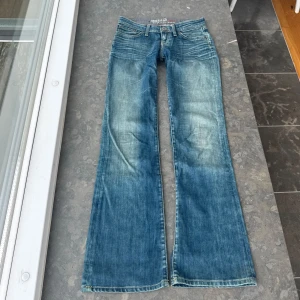 Lågmidjade jeans  - Så snygga jeans som tyvärr inte passar mig och har därför ingen bild på! Midjemått tvärsöver:38cm Midjehöjd: 18cm Inerbens längd: 77-78cm💕