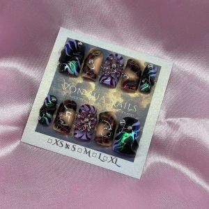 HexedInSeoul (S);Short Square:Curved - Snygga press-on naglar i storlek S: 15 mm, 11,5 mm, 12 mm, 11 mm, 9 mm , med mixade mönster i svart, lila, grönt och nude. Naglarna har swirl-design, glitter och silvriga stenar för extra bling. Perfekt för dig som vill ha en unik och kreativ look. 