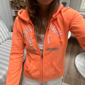 Hollister zip - En zip från Hollister i storlek XS. Tröjan är u väldigt fint skick. Se liknande zip i min profil! Jag skickar inom 24h. E41