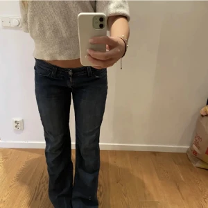 Lågmidjade jeans  - Bilderna är ifrån tjejen jag köpte jeansen av.  Måste tyvärr sälja dessa jätte fina jeans då dom tyvärr inte passade mig. Midjemått ca 78/80 cm och innerbenslängd ca 75. 💕