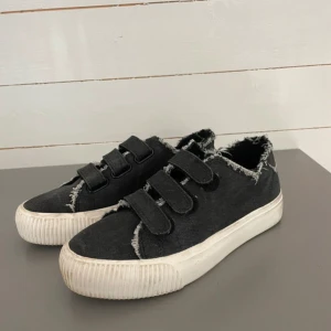 Even and odd skor - Super snygga skorna slitningar som sömmar ifrån Zalando i storlek 38, lite smutsiga men går enkelt att tvätta men annars i mycket bra skick då de endast används fåtal gånger