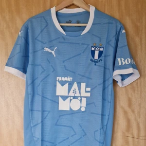 Malmö FF fotbollströja 2025 - Malmö FF repIika forbollströja 2025. Helt ny med tag. Storlek: Small