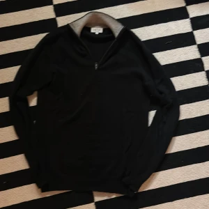 Svart kashmirtröja från Davida - Säljer nu min fina fina Cashmere tröja ifrån Davida. Tröjan är topp topp skick o har knappt använts. Skicket är 9.5/10 och nypriset ligger på 2799kr. Mitt pris är 1099. Kan gå ner vid en snabb affär:)