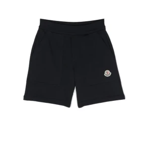 Svarta shorts från Moncler - Svarta shorts från Moncler med klassisk logga på ena benet. De har elastisk midja, två fickor fram och är tillverkade i mjuk bomull. Perfekta för en chill och sportig stil under sommaren.